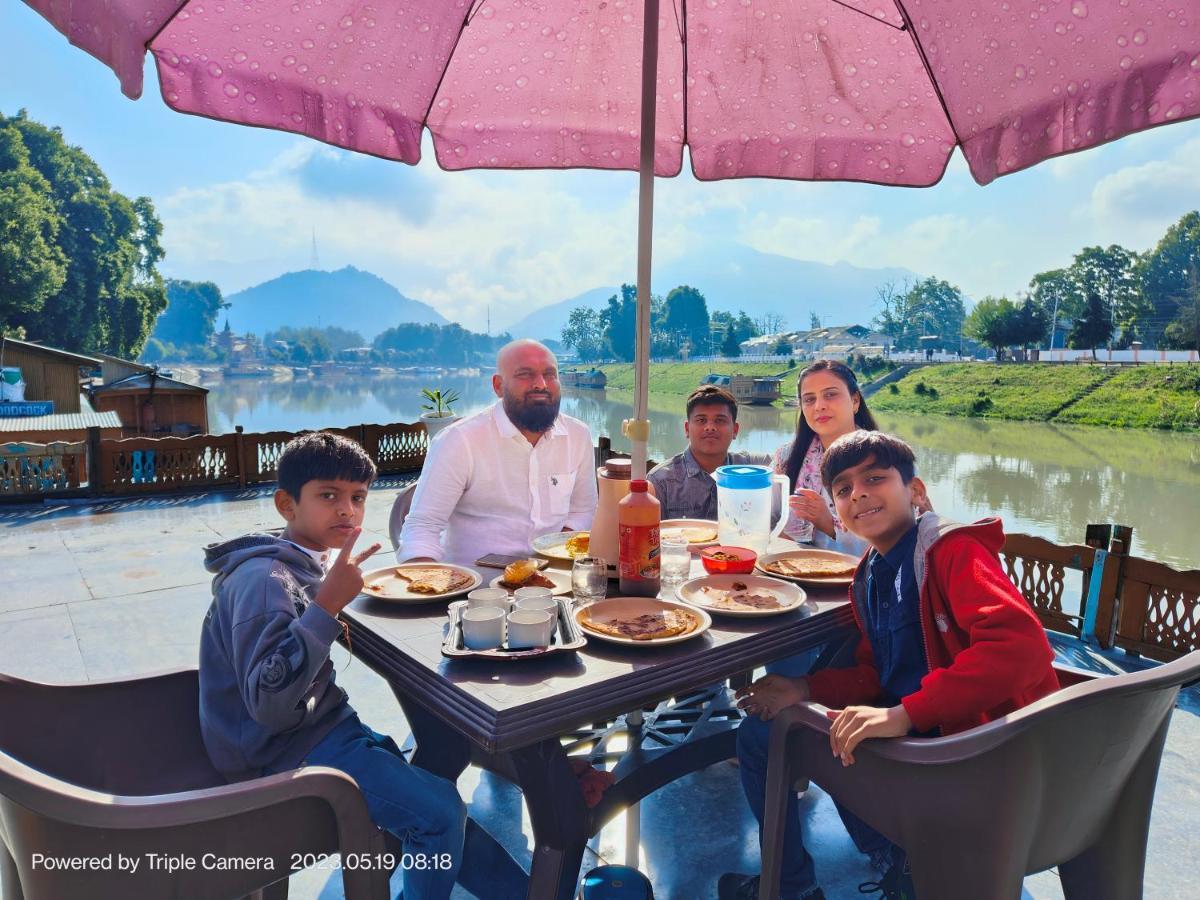 Houseboat Karima Palace Srīnagar 외부 사진