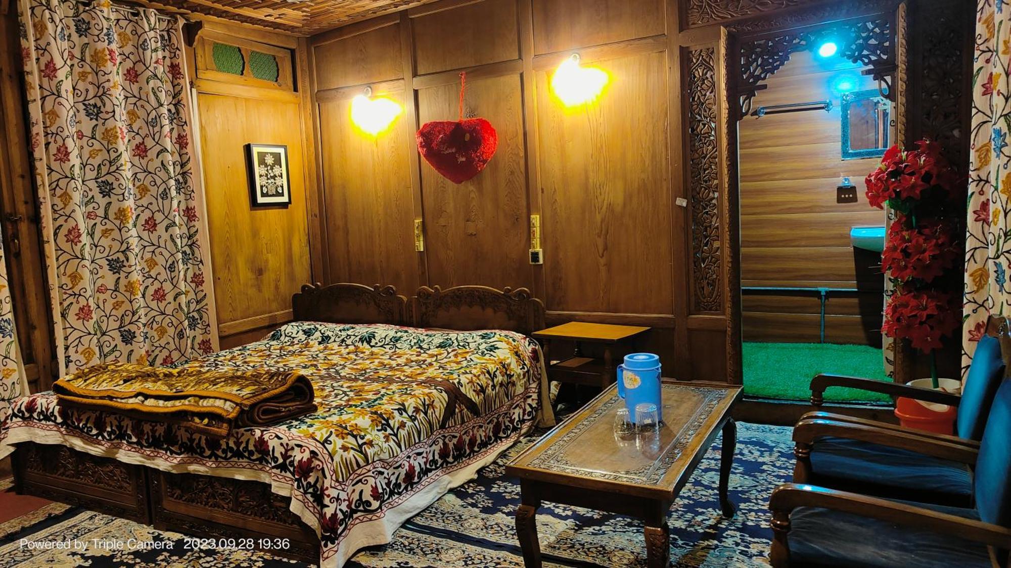 Houseboat Karima Palace Srīnagar 외부 사진