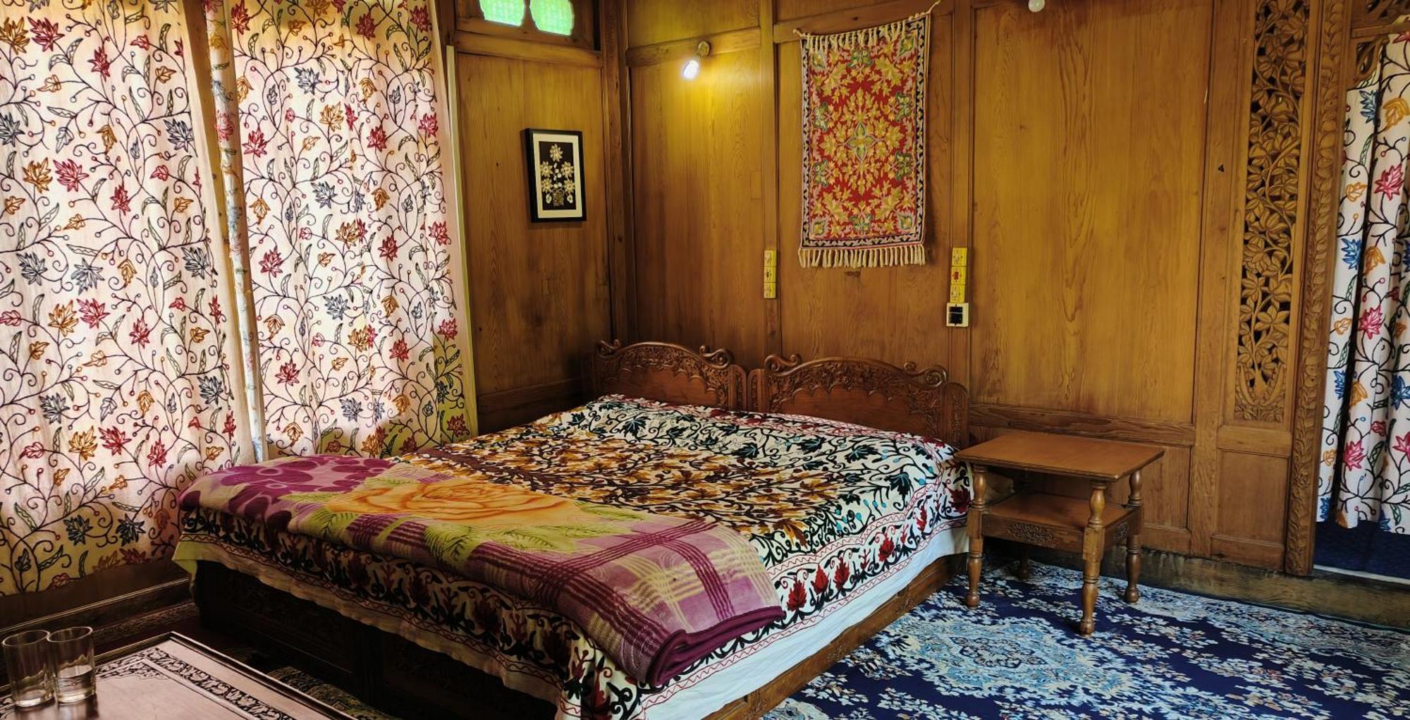 Houseboat Karima Palace Srīnagar 외부 사진
