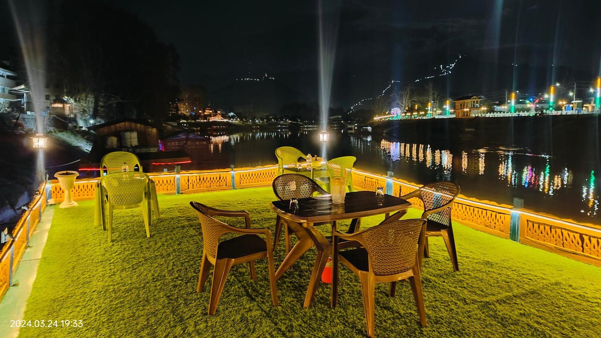 Houseboat Karima Palace Srīnagar 외부 사진