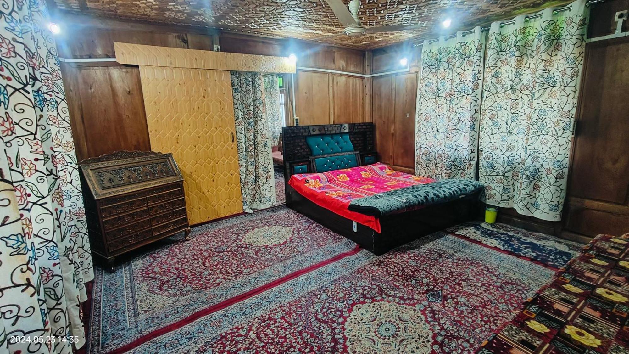 Houseboat Karima Palace Srīnagar 외부 사진