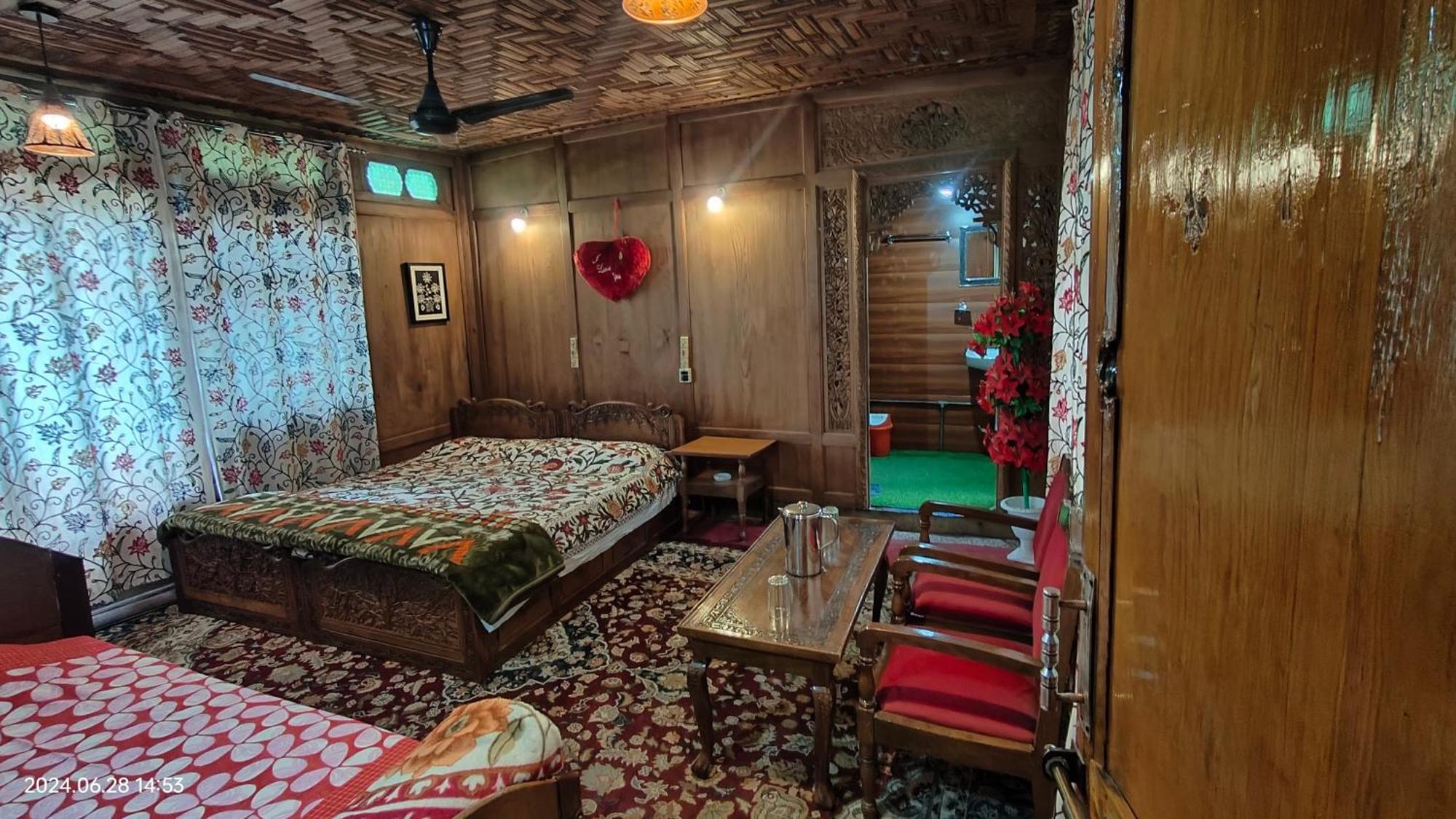 Houseboat Karima Palace Srīnagar 외부 사진